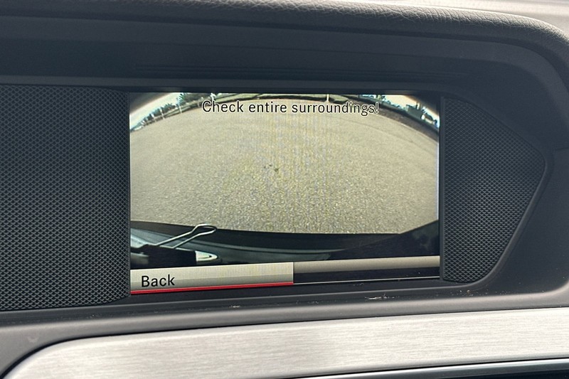 Mercedes-Benz C-Class Vehicle Full-screen Gallery Image 26