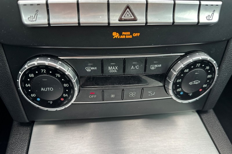 Mercedes-Benz C-Class Vehicle Full-screen Gallery Image 27