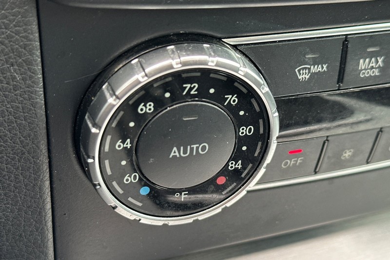 Mercedes-Benz C-Class Vehicle Full-screen Gallery Image 28