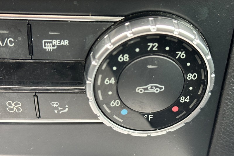 Mercedes-Benz C-Class Vehicle Full-screen Gallery Image 29