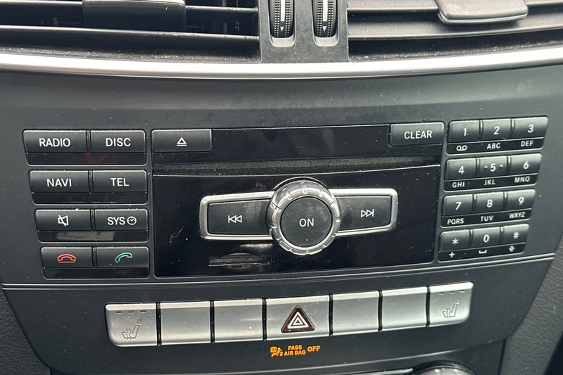 Mercedes-Benz C-Class Vehicle Full-screen Gallery Image 30