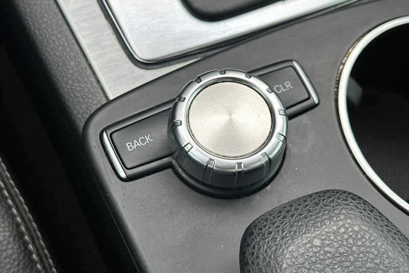 Mercedes-Benz C-Class Vehicle Full-screen Gallery Image 31