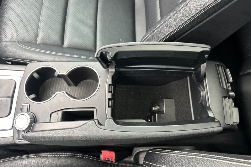 Mercedes-Benz C-Class Vehicle Full-screen Gallery Image 32