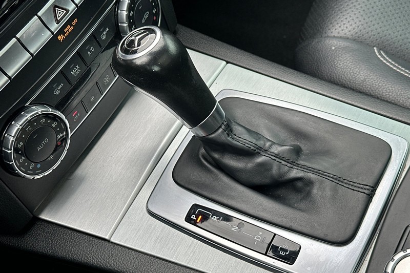 Mercedes-Benz C-Class Vehicle Full-screen Gallery Image 33
