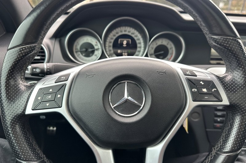Mercedes-Benz C-Class Vehicle Full-screen Gallery Image 34