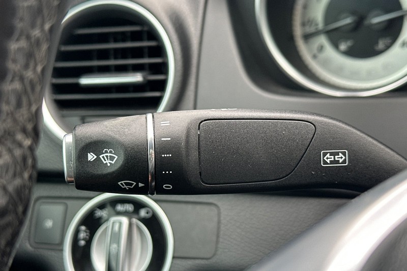 Mercedes-Benz C-Class Vehicle Full-screen Gallery Image 36