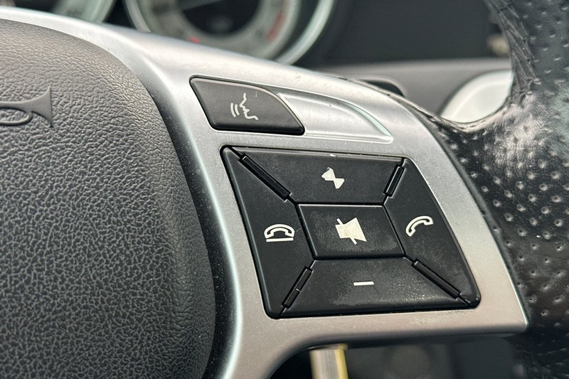 Mercedes-Benz C-Class Vehicle Full-screen Gallery Image 37