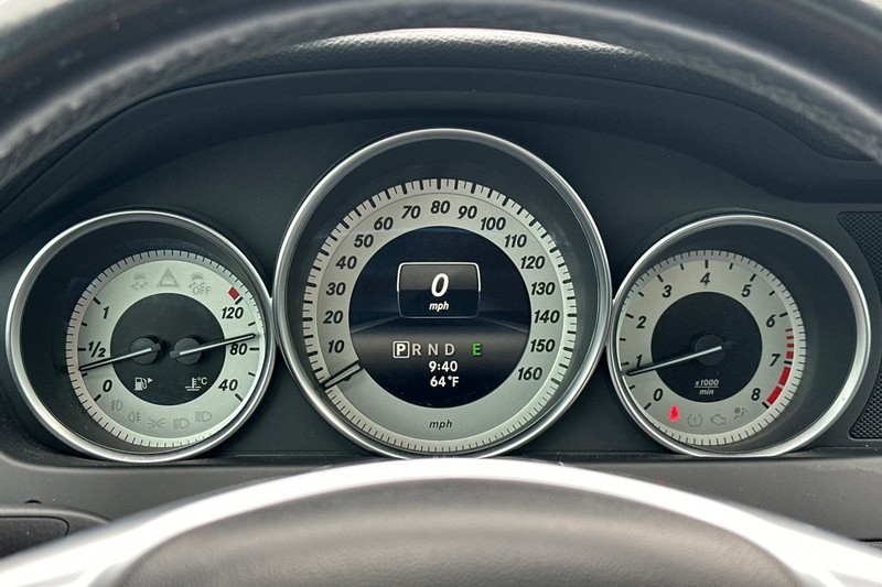 Mercedes-Benz C-Class Vehicle Full-screen Gallery Image 38