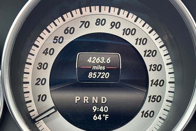 Mercedes-Benz C-Class Vehicle Full-screen Gallery Image 39
