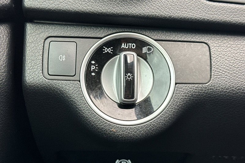 Mercedes-Benz C-Class Vehicle Full-screen Gallery Image 40