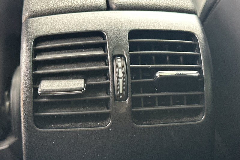 Mercedes-Benz C-Class Vehicle Full-screen Gallery Image 41