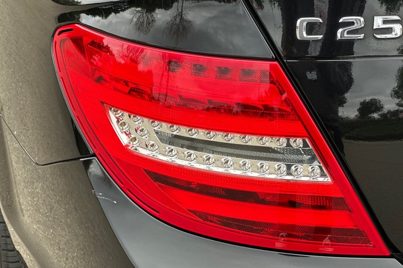 Mercedes-Benz C-Class Vehicle Full-screen Gallery Image 47