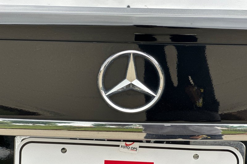 Mercedes-Benz C-Class Vehicle Full-screen Gallery Image 48
