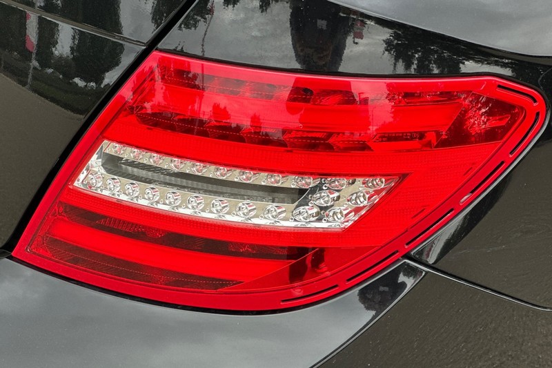 Mercedes-Benz C-Class Vehicle Full-screen Gallery Image 49