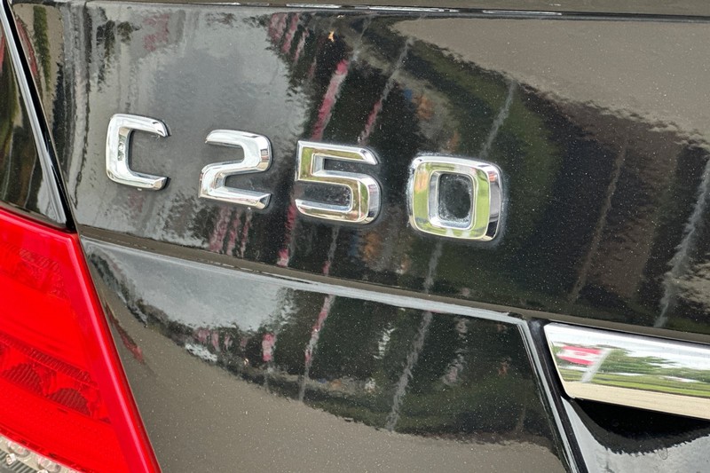 Mercedes-Benz C-Class Vehicle Full-screen Gallery Image 50