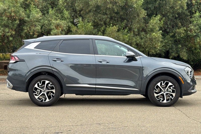 Kia Sportage Vehicle Full-screen Gallery Image 03