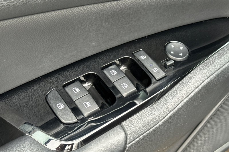 Kia Sportage Vehicle Full-screen Gallery Image 12