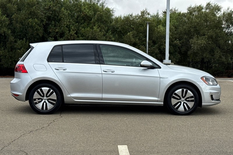 Volkswagen e-Golf Vehicle Full-screen Gallery Image 03