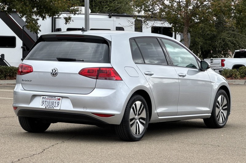 Volkswagen e-Golf Vehicle Full-screen Gallery Image 04