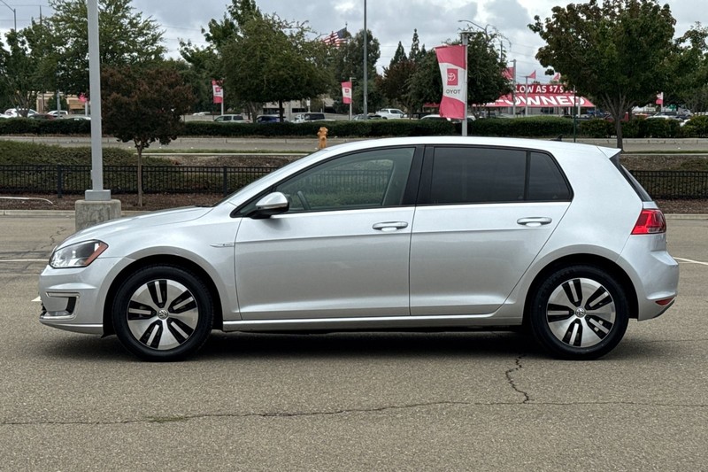Volkswagen e-Golf Vehicle Full-screen Gallery Image 07