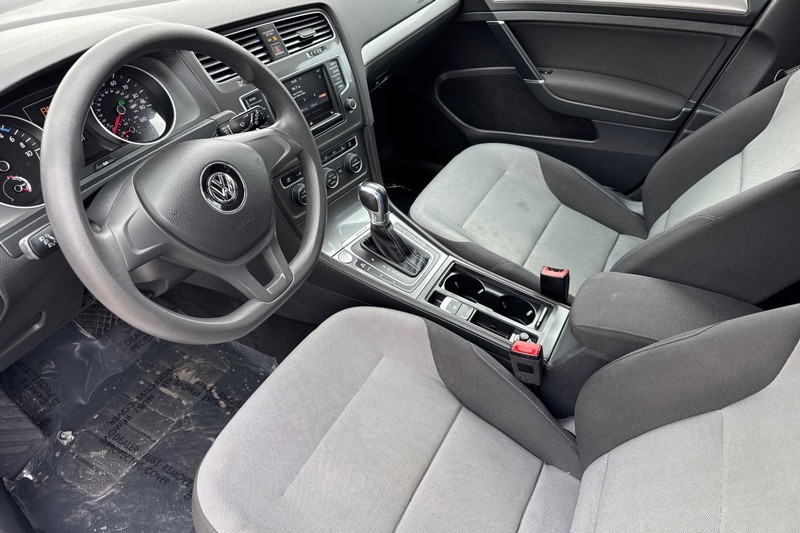 Volkswagen e-Golf Vehicle Full-screen Gallery Image 10