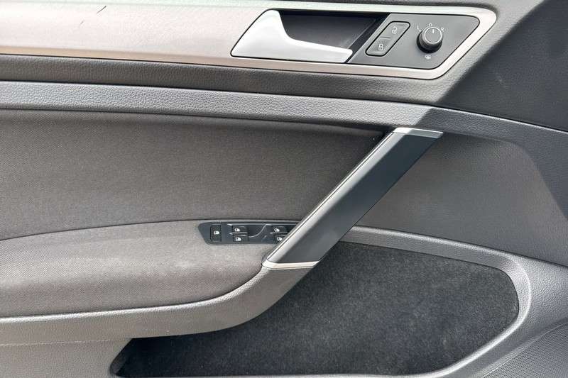 Volkswagen e-Golf Vehicle Full-screen Gallery Image 11