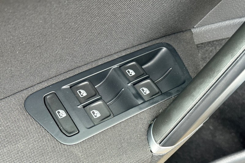 Volkswagen e-Golf Vehicle Full-screen Gallery Image 12