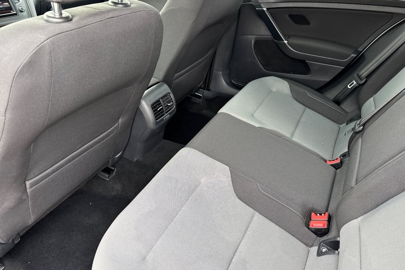 Volkswagen e-Golf Vehicle Full-screen Gallery Image 14
