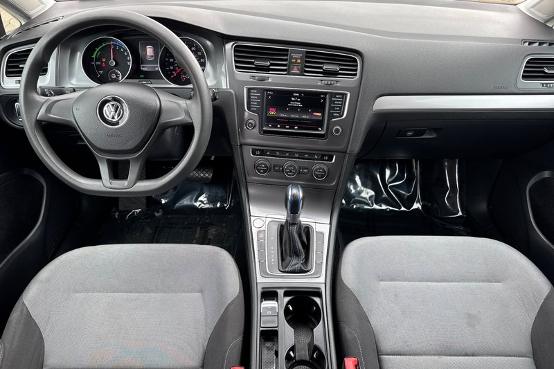 Volkswagen e-Golf Vehicle Full-screen Gallery Image 15