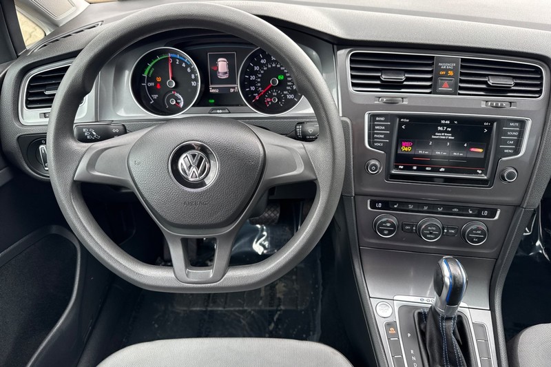 Volkswagen e-Golf Vehicle Full-screen Gallery Image 16