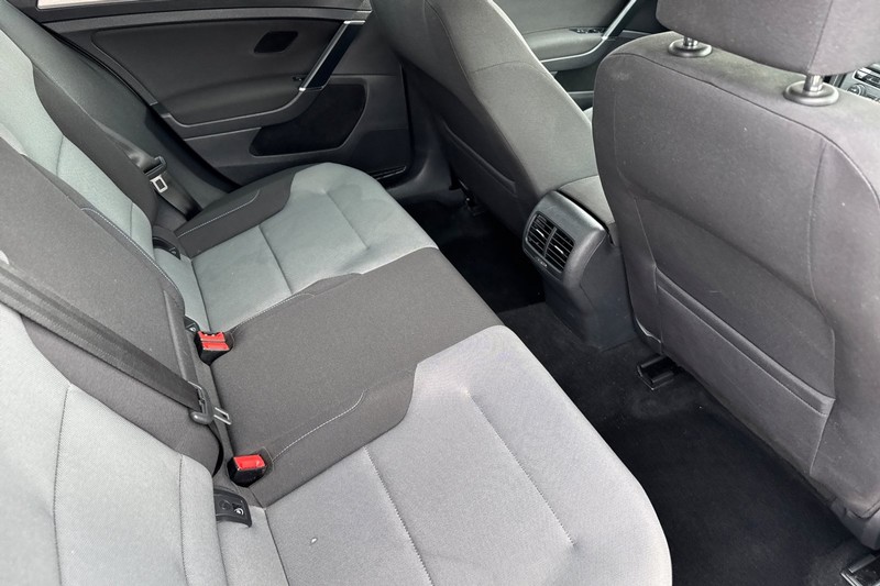 Volkswagen e-Golf Vehicle Full-screen Gallery Image 17