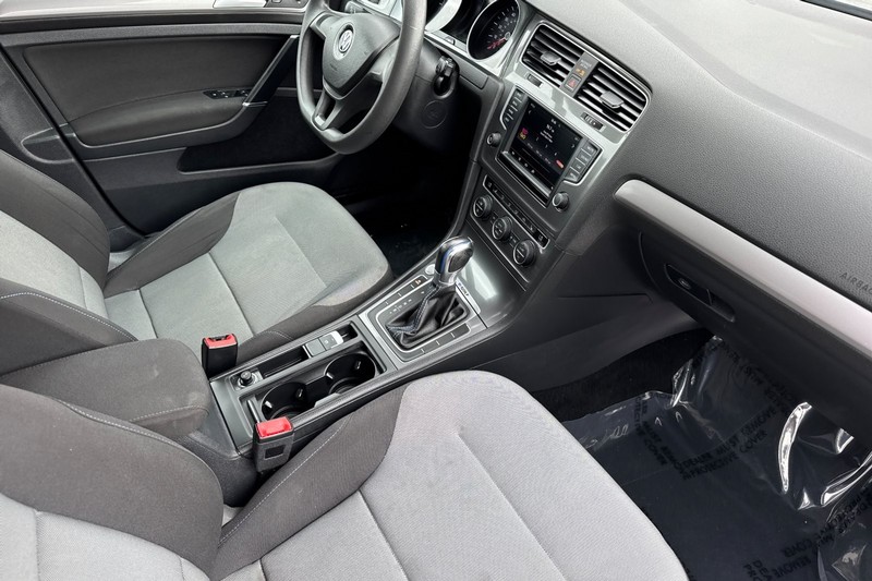 Volkswagen e-Golf Vehicle Full-screen Gallery Image 18