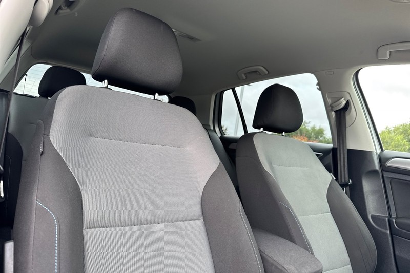 Volkswagen e-Golf Vehicle Full-screen Gallery Image 19