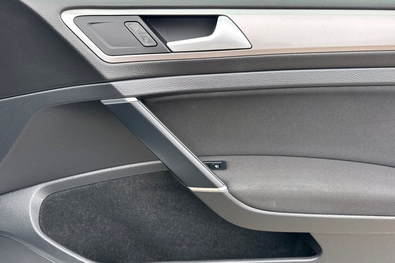 Volkswagen e-Golf Vehicle Full-screen Gallery Image 20
