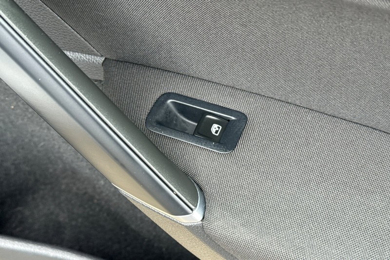 Volkswagen e-Golf Vehicle Full-screen Gallery Image 21