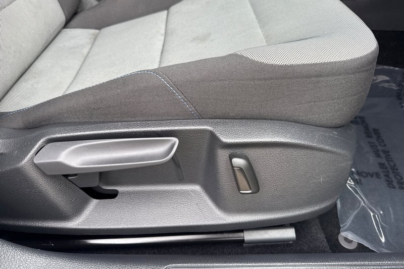 Volkswagen e-Golf Vehicle Full-screen Gallery Image 22