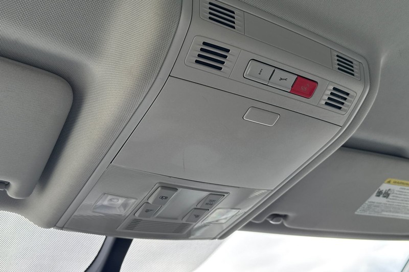 Volkswagen e-Golf Vehicle Full-screen Gallery Image 23