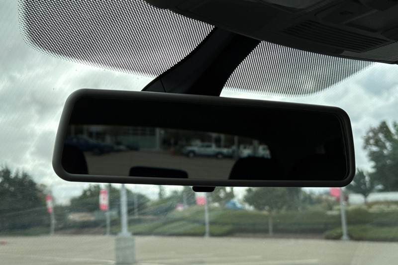 Volkswagen e-Golf Vehicle Full-screen Gallery Image 24