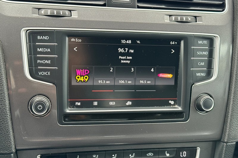 Volkswagen e-Golf Vehicle Full-screen Gallery Image 25