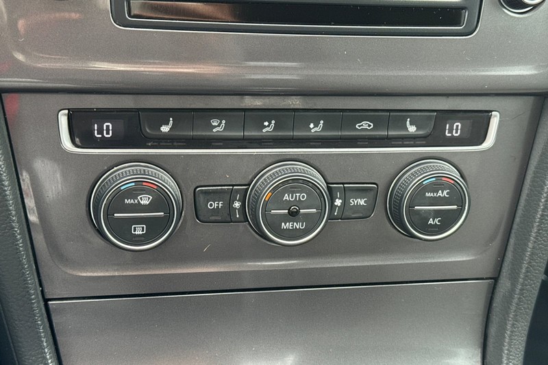 Volkswagen e-Golf Vehicle Full-screen Gallery Image 26