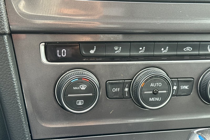 Volkswagen e-Golf Vehicle Full-screen Gallery Image 27