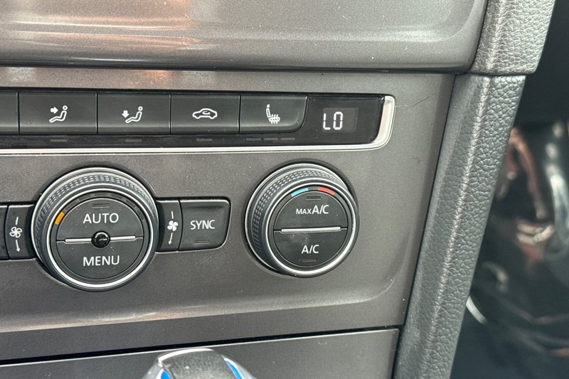 Volkswagen e-Golf Vehicle Full-screen Gallery Image 28