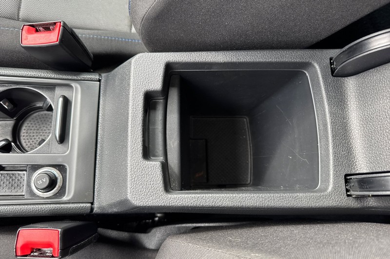 Volkswagen e-Golf Vehicle Full-screen Gallery Image 30