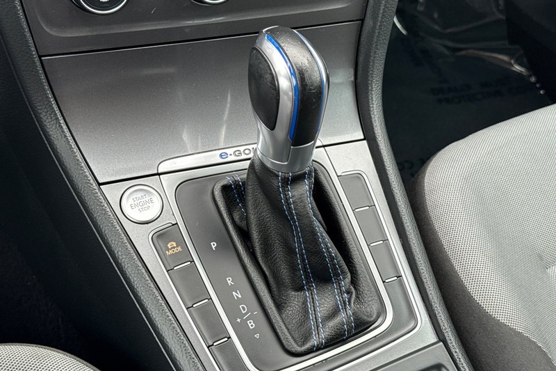 Volkswagen e-Golf Vehicle Full-screen Gallery Image 31