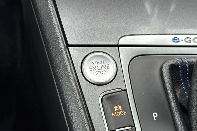 Volkswagen e-Golf Vehicle Full-screen Gallery Image 32