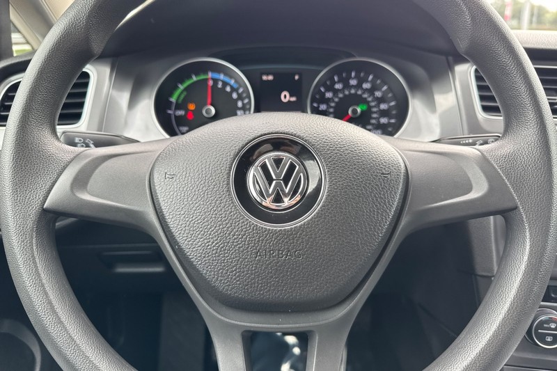 Volkswagen e-Golf Vehicle Full-screen Gallery Image 33
