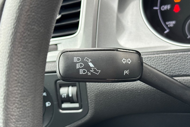 Volkswagen e-Golf Vehicle Full-screen Gallery Image 34