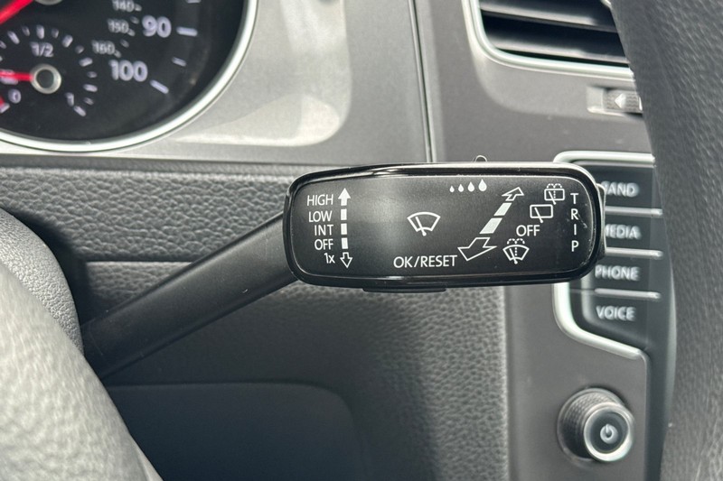 Volkswagen e-Golf Vehicle Full-screen Gallery Image 35