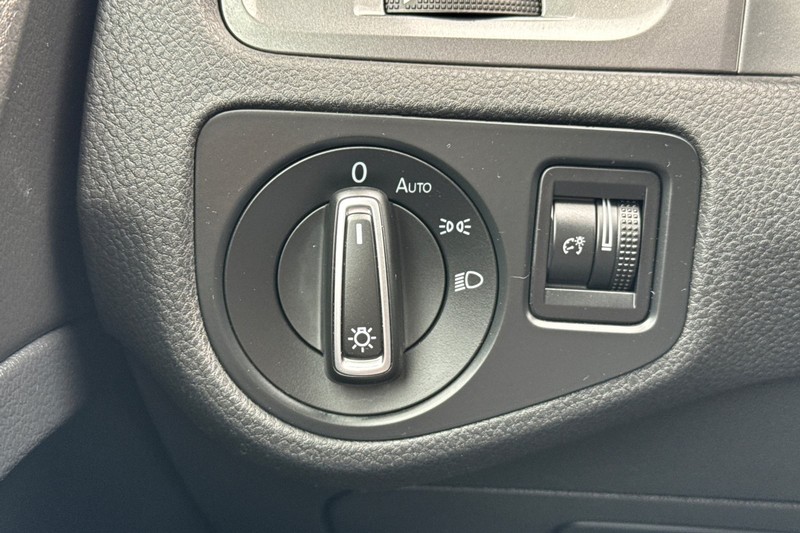Volkswagen e-Golf Vehicle Full-screen Gallery Image 37