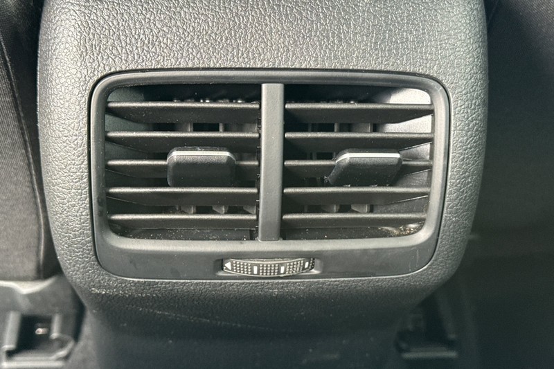 Volkswagen e-Golf Vehicle Full-screen Gallery Image 38